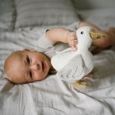 Babyono Peluche con sonajero Ganso Zoe