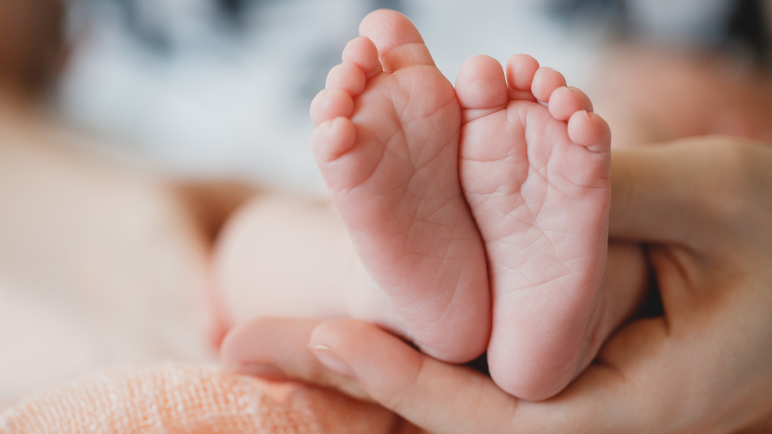 ¿A tu Bebé le Sudan las Manos y los Pies? Por Qué es Normal y Qué Puedes Hacer