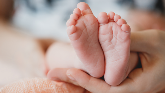 ¿A tu Bebé le Sudan las Manos y los Pies? Por Qué es Normal y Qué Puedes Hacer