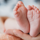 ¿A tu Bebé le Sudan las Manos y los Pies? Por Qué es Normal y Qué Puedes Hacer