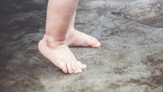 Los pies perfectos de tu Bebé: Por qué los mejores zapatos son, a menudo, ninguno.