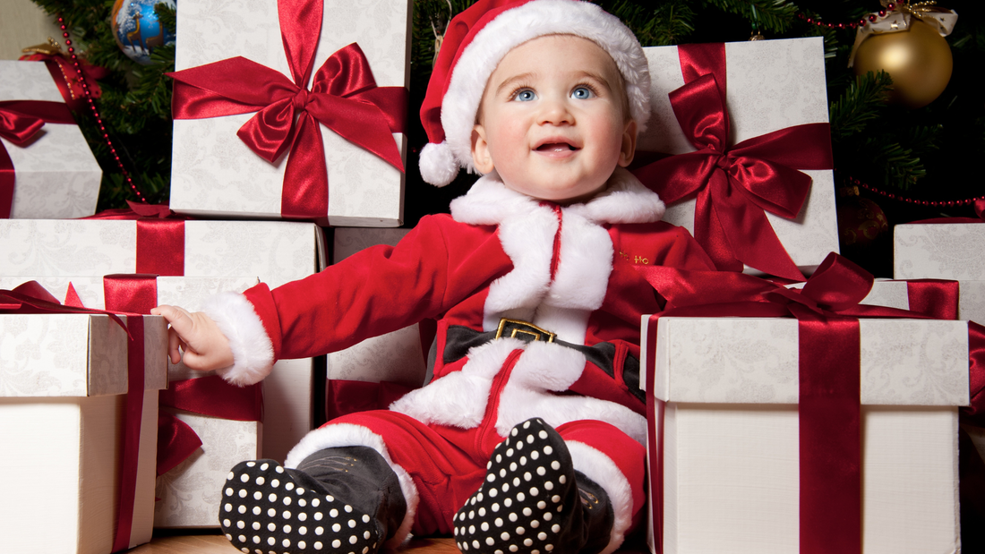 Cuando llega diciembre y descubres qué juguetes realmente acompañan a tu bebé en su primer año.