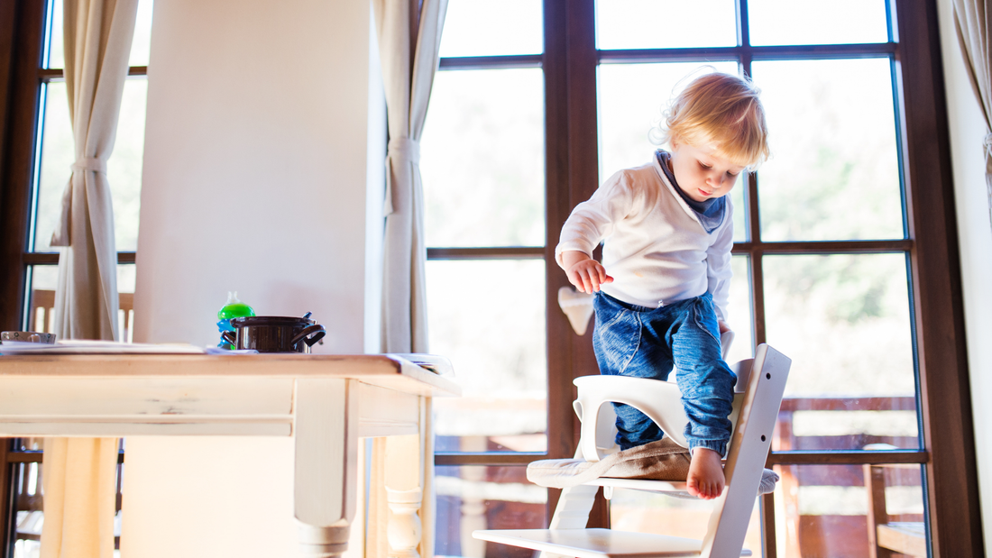 Seguridad infantil en casa y qué dice la normativa vigente en 2025 sobre ventanas, cunas y juguetes.