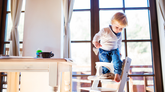 Seguridad infantil en casa y qué dice la normativa vigente en 2025 sobre ventanas, cunas y juguetes.