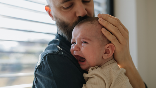 La magia de la contención cuando mamá no está y papá te sostiene.