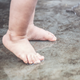 Los pies perfectos de tu Bebé: Por qué los mejores zapatos son, a menudo, ninguno.