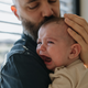 La magia de la contención cuando mamá no está y papá te sostiene.