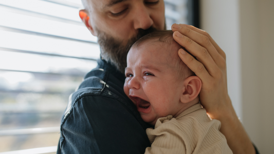 La magia de la contención cuando mamá no está y papá te sostiene.