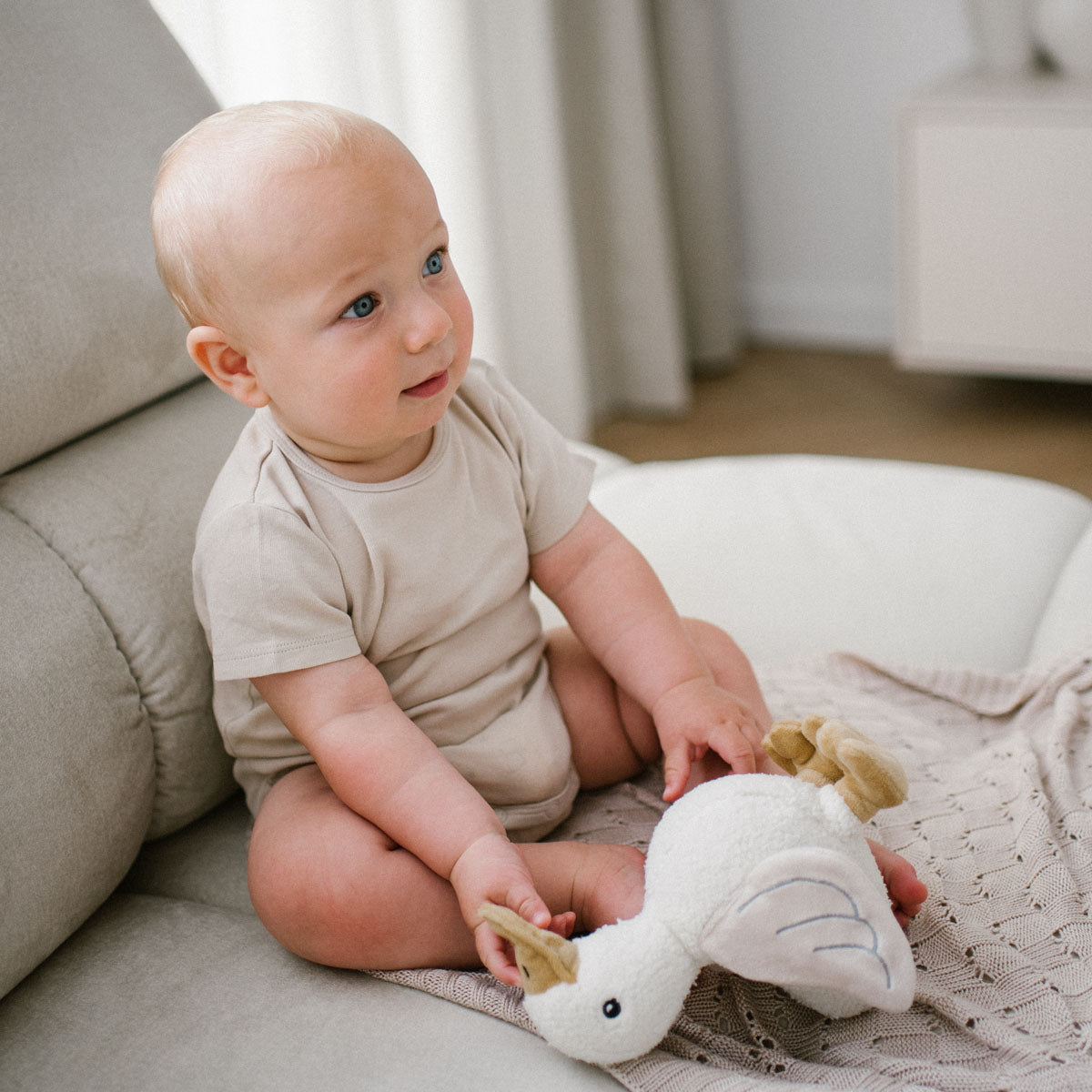 Babyono Peluche con sonajero Ganso Zoe