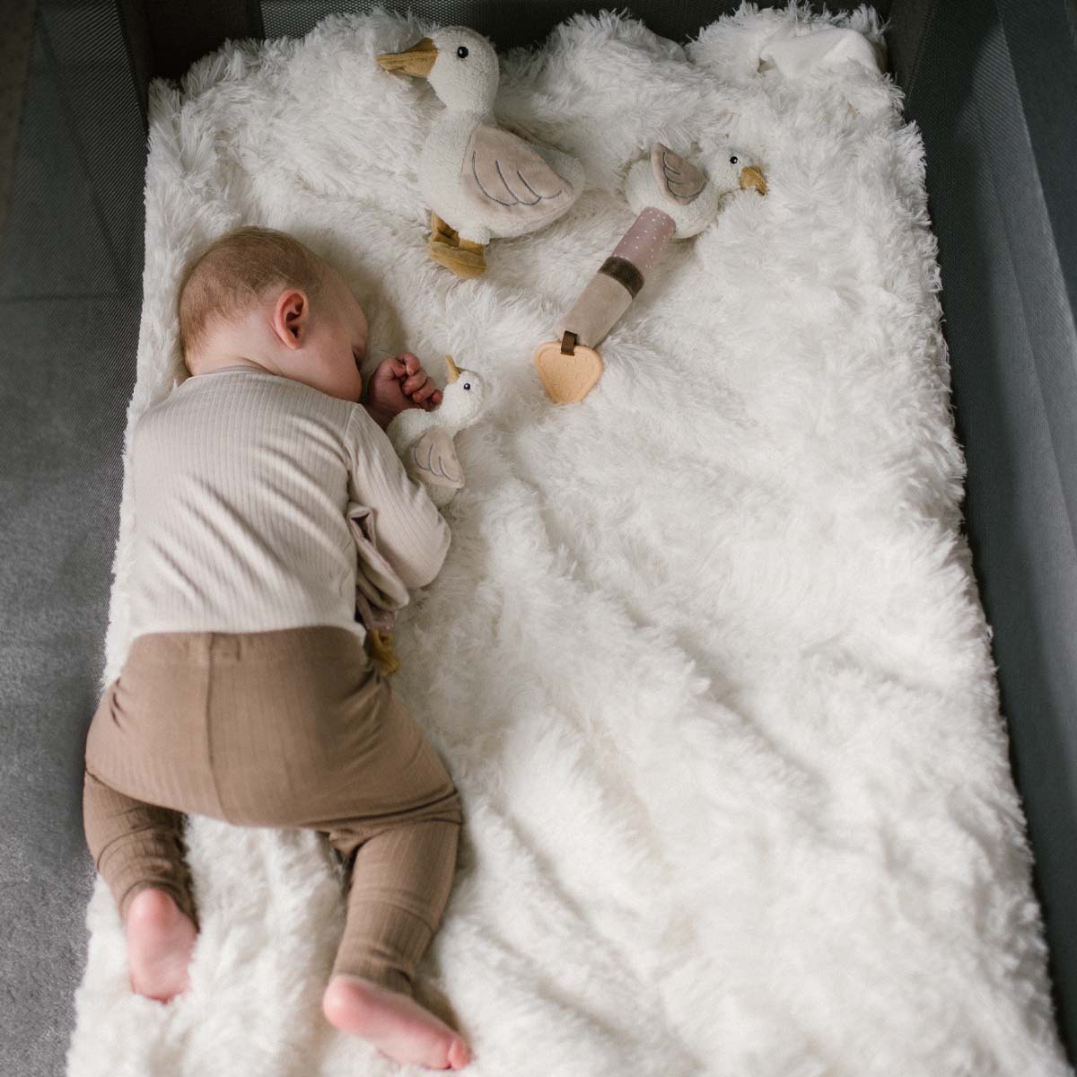 Babyono Peluche con sonajero Ganso Zoe